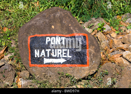 Melden Sie Richtungen gemalt auf großen Stein "Pont Naturel", Mauritius Stockfoto