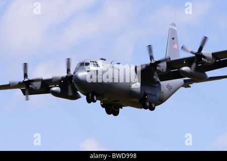 Lockheed C-130E Hercules, betrieben von der USAF im Endanflug zur Landung an RAF Fairford Stockfoto