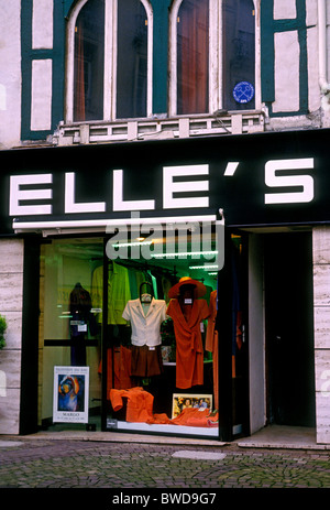 Elles Mode Boutique Shop Shop Verkauf von Kleidung im französischen Baskenland in der Hauptstadt von Bayonne, Frankreich Stockfoto