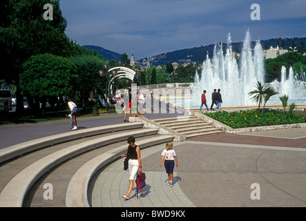 Französische Frau, französische Mädchen, Mutter und Tochter, Wandern in Place Massena, Stadt Nizza, Côte d'Azur, Côte d'Azur, Frankreich, Europa Stockfoto