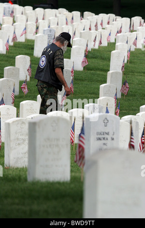 Ein Marine veteran zu Fuß durch die Grabstätten bedeckt mit amerikanischen Flaggen an Clement J Zablocki Veteranen Friedhof Wisconsin Stockfoto