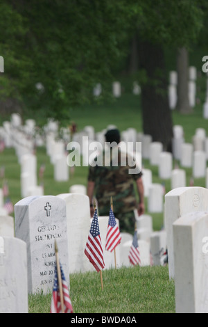 Ein veteran zu Fuß durch die Grabstätten bedeckt mit amerikanischen Flaggen an Clement J Zablocki Veteranen Friedhof Wisconsin Stockfoto