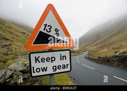 Schild Warnung vor steilen Straße - Kirkstone Pass, Lake District, Cumbria Stockfoto