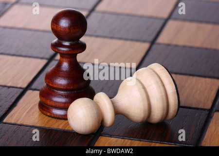 Zwei Bauern auf dem Schachbrett. Geringe Schärfentiefe Stockfoto