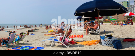 Eine Panorama-Aufnahme des Menschen Sonnenbaden & spielen auf einem Teil des Sandstrandes in Myrtle Beach, SC auf heißen, Sommertag. Stockfoto