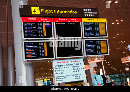 CRT-Monitore für Abflug-und Ankunftszeiten am neuen modernen Flughafen in Singapur Südost-Asien Stockfoto