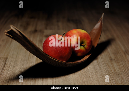 Äpfel in einer Holzschale Stockfoto