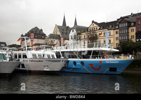 Flusskreuzfahrten, Boote vertäut in Koblenz, Deutschland Stockfoto