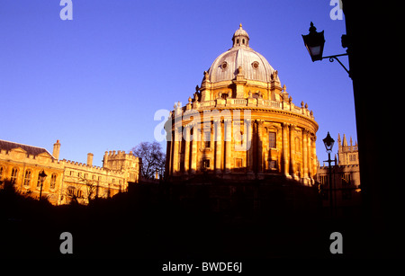 Die Radcliffe Camera, Oxford, England, Wintersonne, mit einem Teil des Brasenose College auf der linken Seite Stockfoto