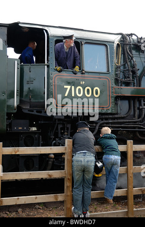 zwei jungen bewundern, Herzog von Gloucester 71000 Dampflok am großen Hauptbahnhof Loughborough England uk Stockfoto