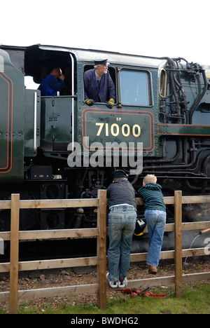 zwei jungen bewundern, Herzog von Gloucester 71000 Dampflok am großen Hauptbahnhof Loughborough England uk Stockfoto