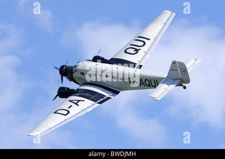 Junkers Ju-52/3mg8e von Lufthansa Traditionsflug Banking von einem Überflug bei Duxford Flying Legends Airshow betrieben Stockfoto