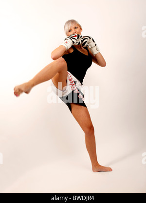 Kick-Boxen, junge Frau Rauswurf Stockfoto