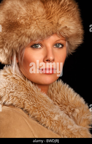 Junge Frau in einem faux Pelz Hut und Ruff Kragen Stockfoto