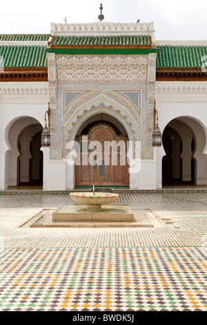 Innenansicht einer Moschee in der Medina, die Altstadt von Fes, Marokko. Stockfoto
