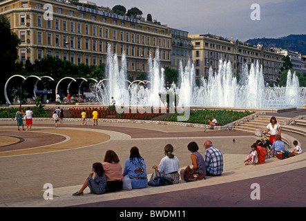Franzosen, in den öffentlichen Park sitzend, Place Massena, Stadt Nizza, Côte d'Azur, Côte d'Azur, Frankreich, Europa Stockfoto