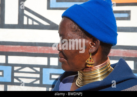 Traditionelles Ndebele Frau im Nacken Ringe mit Ndebele Wandbilder, Kwandebele und Umgebung, Südafrika Stockfoto