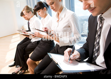 Bild der Reihe von Geschäftsleuten schreiben auf Papier am seminar Stockfoto