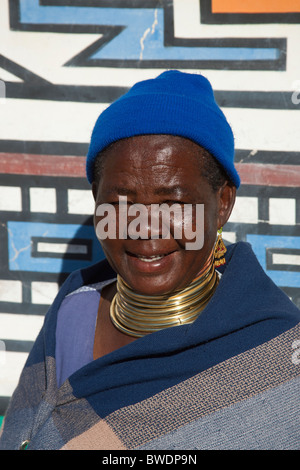 Traditionelles Ndebele Frau im Nacken Ringe mit Ndebele Wandbilder, Kwandebele und Umgebung, Südafrika Stockfoto
