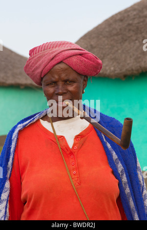 Traditionelle! Xhosa-Frau mit Clay Pipe, Coffee Bay, Südafrika Stockfoto