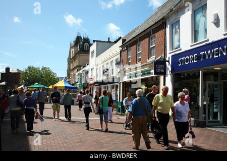 Shopper in Poole High Street Stockfoto
