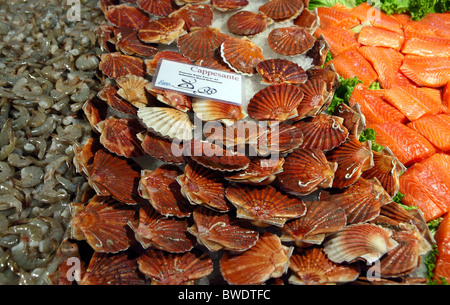 Ein Fischhändler Anzeige von Jakobsmuscheln, Lachs und Garnelen auf dem Rialto-Markt in Venedig, Italien. Stockfoto