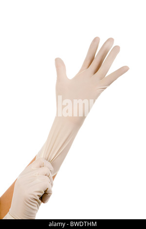 Nahaufnahme der Hand des Chirurgen helfen anderen sterilen Handschuh anziehen Stockfoto