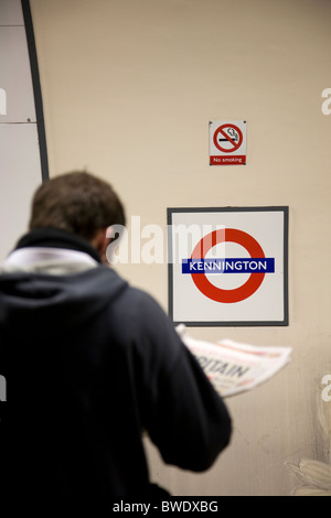 Man wartet auf Kennington Bahnsteig Stockfoto