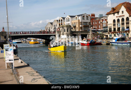 Angelboot/Fischerboot malerischen Weymouth Hafen, Blick in Richtung der Stadtbrücke verlassen Stockfoto