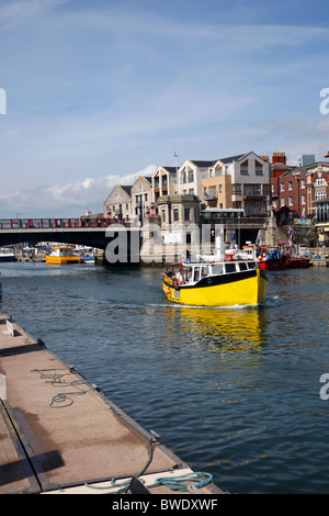 Angelboot/Fischerboot malerischen Weymouth Hafen, Blick in Richtung der Stadtbrücke verlassen Stockfoto