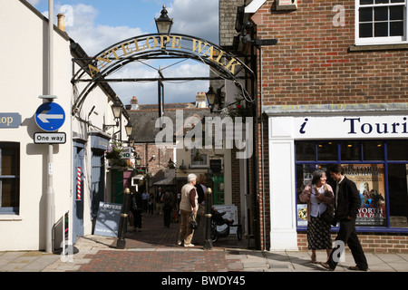 Trinity Street Eingang Antilope zu Fuß ein attraktives arcade zu Südstraße, Dorchester der Haupteinkaufsstraße Stockfoto