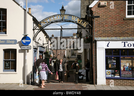 Trinity Street Eingang Antilope zu Fuß ein attraktives arcade zu Südstraße, Dorchester der Haupteinkaufsstraße Stockfoto