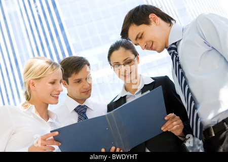 Bild der Gruppe von mehreren Arbeitnehmern, die Planung ihrer Arbeit außerhalb Stockfoto