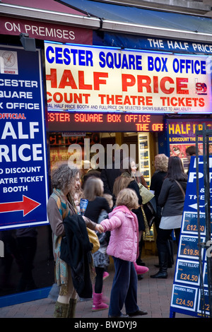 Ermäßigte Theaterkarten zum Verkauf auf Leicetser Platz Stockfoto