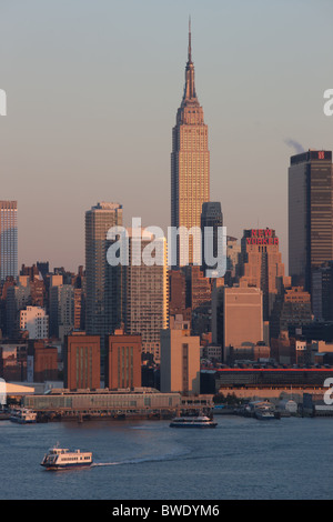 Das Empire State Building und die Skyline von Manhattan als über den Hudson River von New Jersey gesehen. Stockfoto