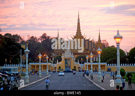 Straßenszene vor dem königlichen Palast, Phnom Penh, Kambodscha Stockfoto