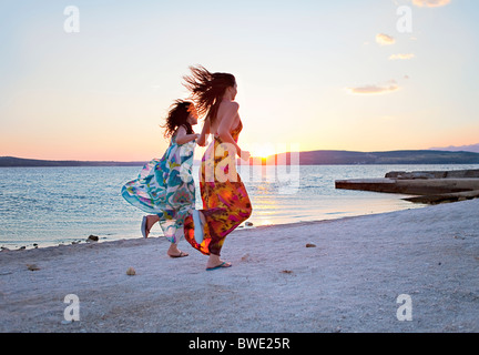 Frauen am Strand laufen Stockfoto
