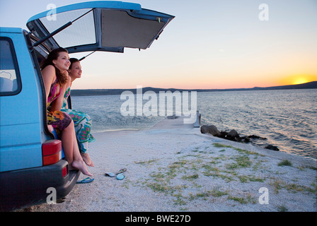 Frauen in van am Strand camping Stockfoto