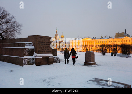 Feld des Mars, 'Kirche des Erlösers auf dem vergossenen Blut' Denkmal für Revolution, St. Petersburg Russland Stockfoto