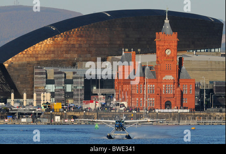 Ein Wasserflugzeug Cessna 208 Caravan startet von Cardiff Bay in der walisischen Hauptstadt. Stockfoto