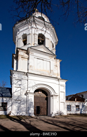 Haupteingang zur Konevets Insel Kloster mit Fahrrad gelehnt Wand im Ladogasee, Leningrad, Russland Stockfoto