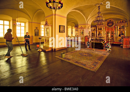 Reinigung der Kirche vor der Ostergottesdienst am Konevets Insel Kloster im Ladogasee, Leningrad Region Russland Stockfoto