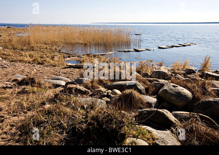 Holzsteg auf Konevets Insel gebrochen, während der "weißen Nächte" ausgehen in Ladogasee, Leningrader Gebiet, Karelien, Russland Stockfoto