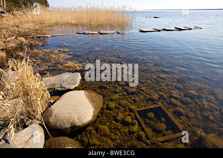 Holzsteg auf Konevets Insel gebrochen, während der "weißen Nächte" ausgehen in Ladogasee, Leningrader Gebiet, Karelien, Russland Stockfoto