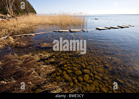 Holzsteg auf Konevets Insel gebrochen, während der "weißen Nächte" ausgehen in Ladogasee, Leningrader Gebiet, Karelien, Russland Stockfoto