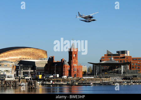 Ein Wasserflugzeug Cessna 208 Caravan kommt in Cardiff Bay in der walisischen Hauptstadt zu landen. Stockfoto