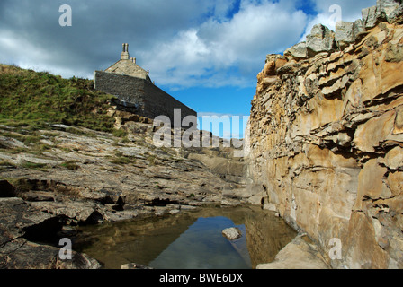 Das Baden Haus an der Küste in Howick, Nothumberland, gesehen vom darunter liegenden Strand Stockfoto