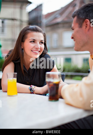 Paar im Café sitzen Stockfoto