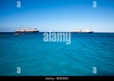 Kreuzfahrt-Schiffe an der Küste von "Half Moon Cay" in der Karibik-Bahamas Stockfoto