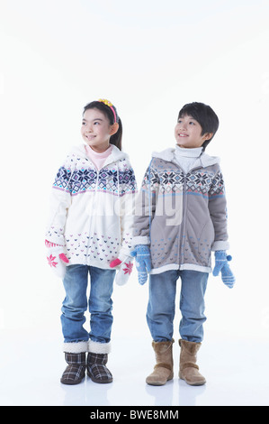 jungen und Mädchen tragen Winter äußeren Stockfoto